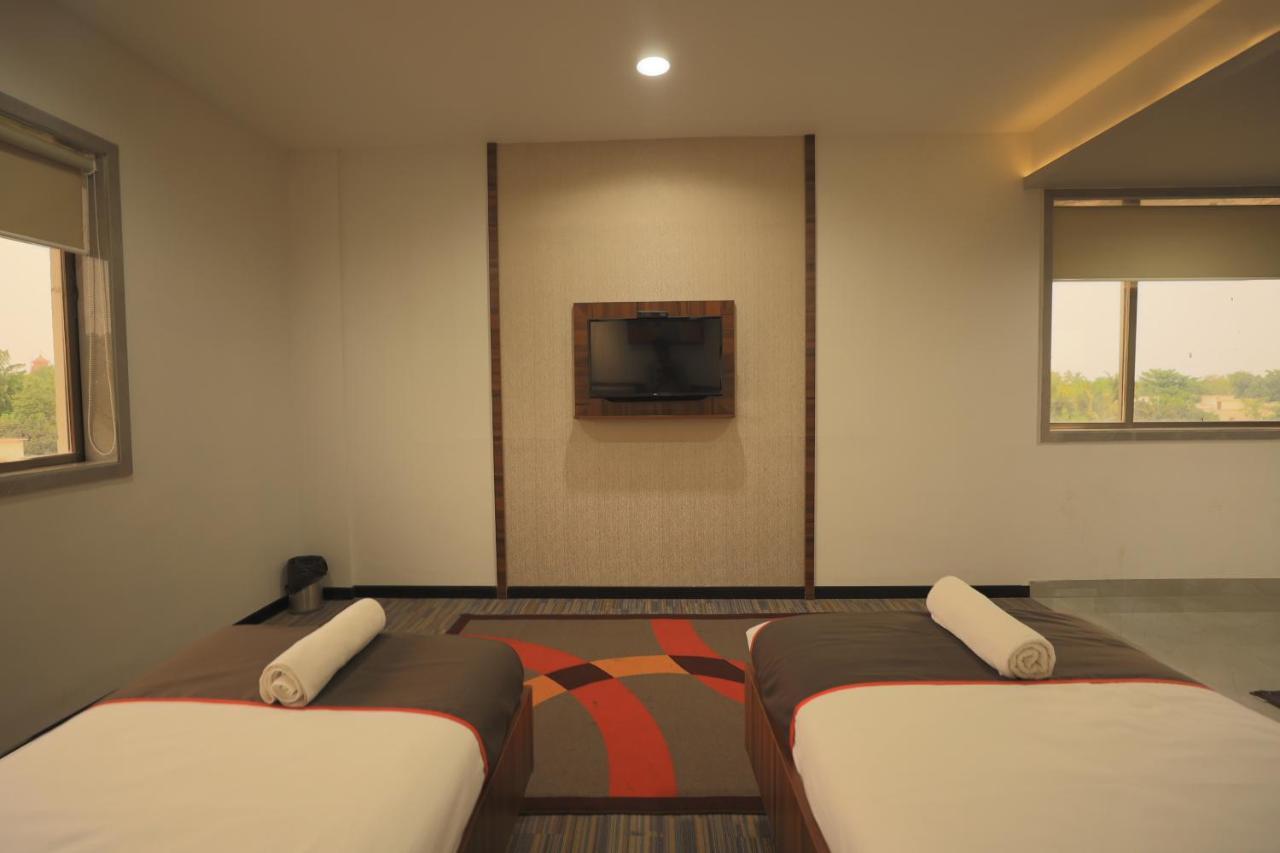 Crystal Urban Park Hotel Bhubaneswar Bagian luar foto